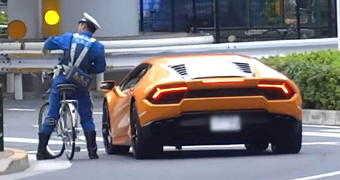 Cảnh sát đi xe đạp “tóm gọn” siêu bò Lamborghini Huracan 600 mã lực 