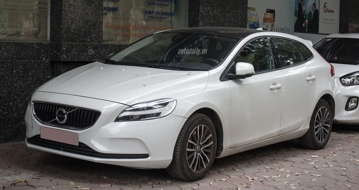 Xế lạ Volvo V40 T3 2017 trên phố Hà Nội 