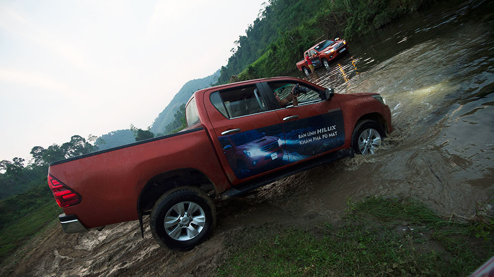 Ngày 3: Toyota Hilux “thử” bản lĩnh tại Pù Mát 