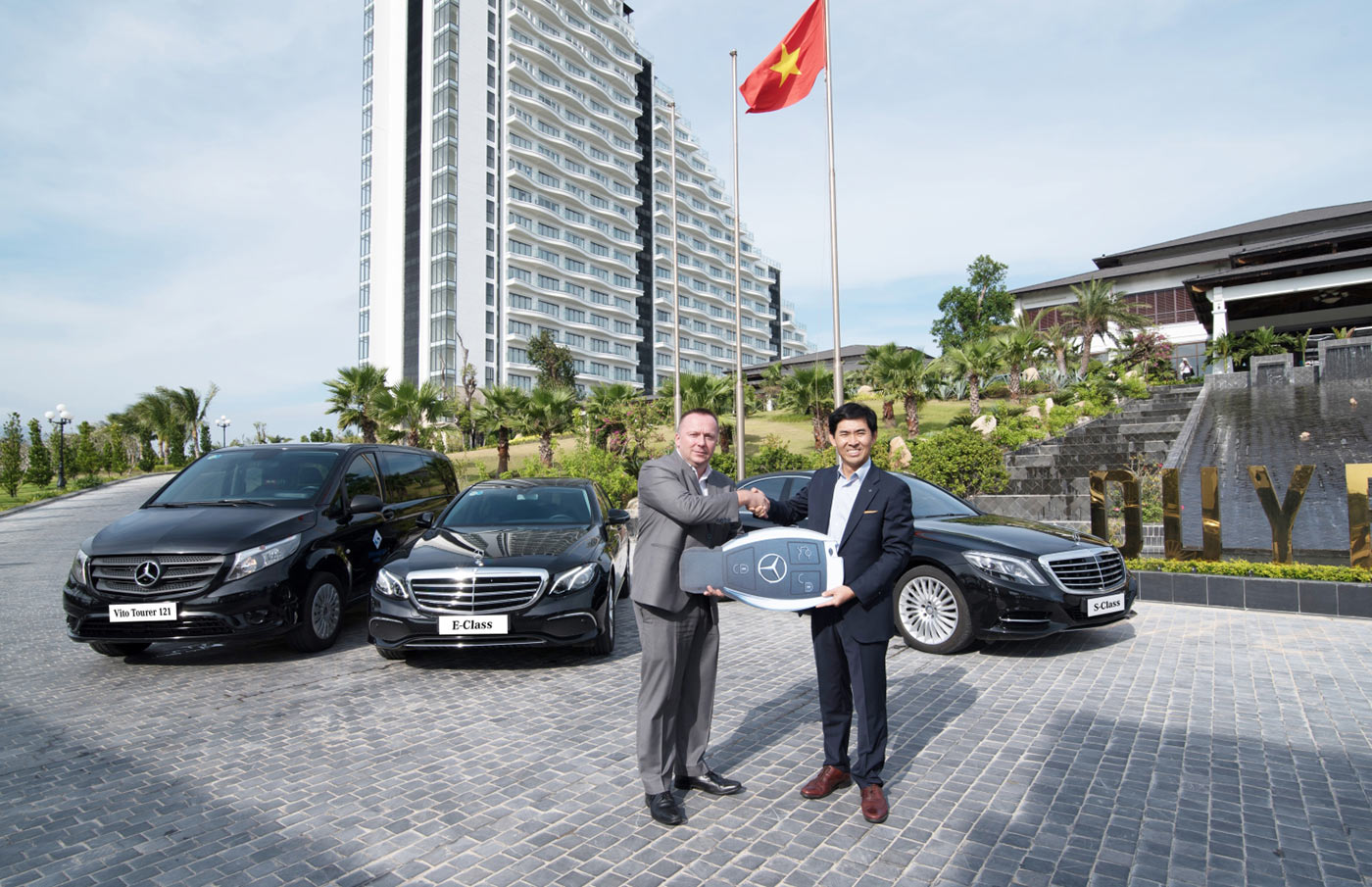 Mercedes-Benz Việt Nam bàn giao 16 xe cho khu nghỉ dưỡng Duyên Hà Resort Cam Ranh 
