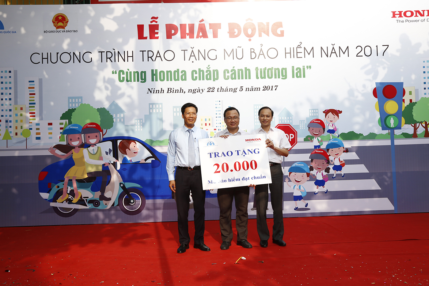 Honda trao tặng 20.000 mũ bảo hiểm đạt chuẩn cho học sinh toàn quốc 